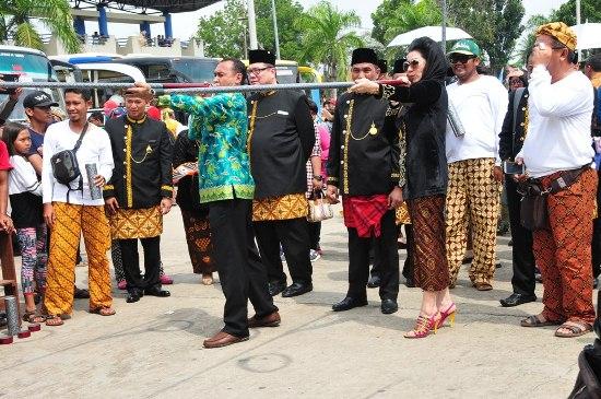 PEMBUKAAN ERAU, AWANG DAN RITA PAMERKAN PERMAINAN TRADISIONAL KUTAI