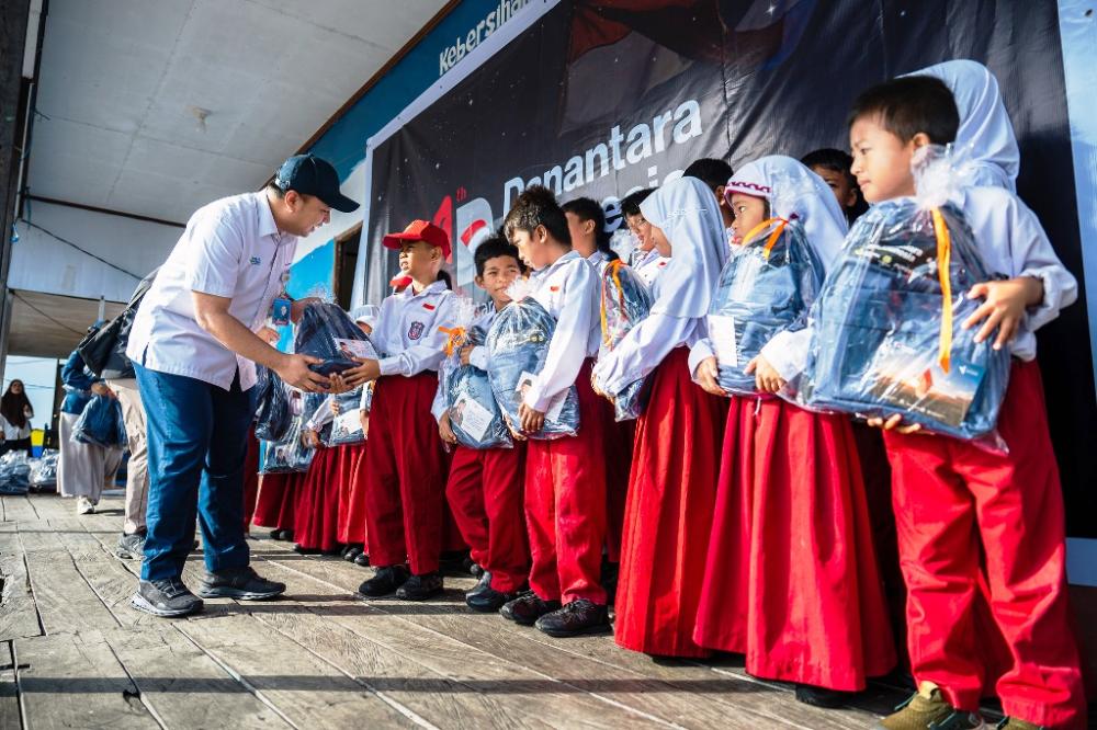 Setahun Danantara, Pupuk Indonesia Bagikan Perlengkapan Sekolah di Gresik-Bontang