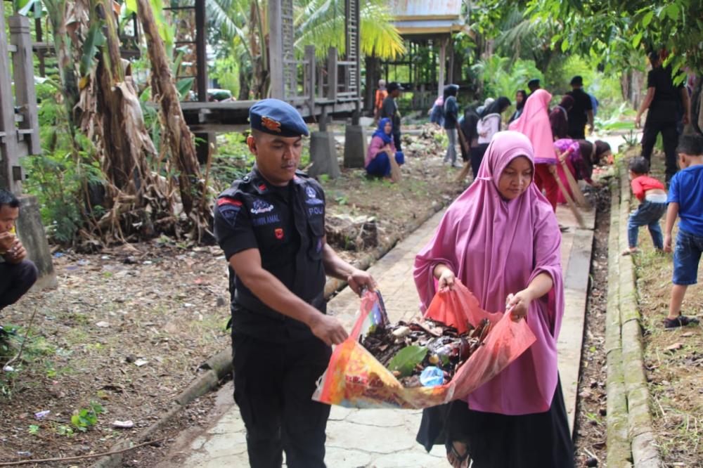 Jumat Bersih, Brimob Bone Libas Sampah Alun-alun Kota