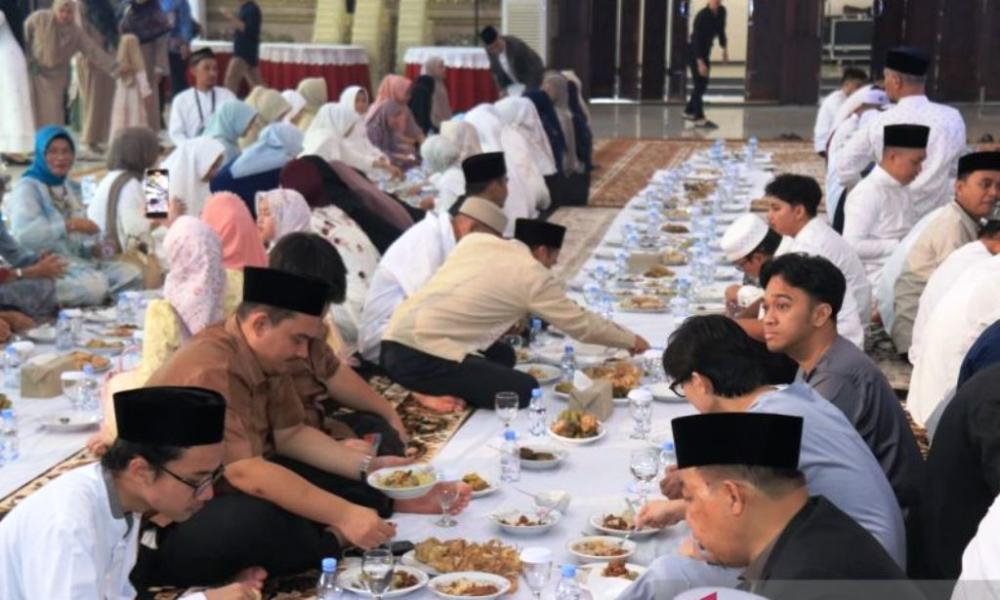 Makan Saprahan, Tradisi Melayu dalam Open House Lebaran di Kalbar