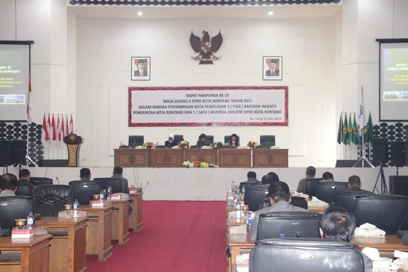 Seluruh Fraksi Sepakati Sahkan Empat Raperda