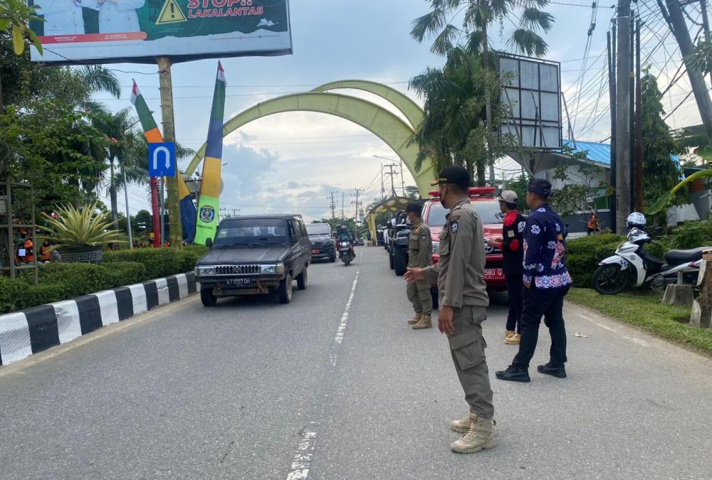 Pastikan Kondusif, Satpol PP Bontang Kawal Arak-arakan Adipuran Kencana