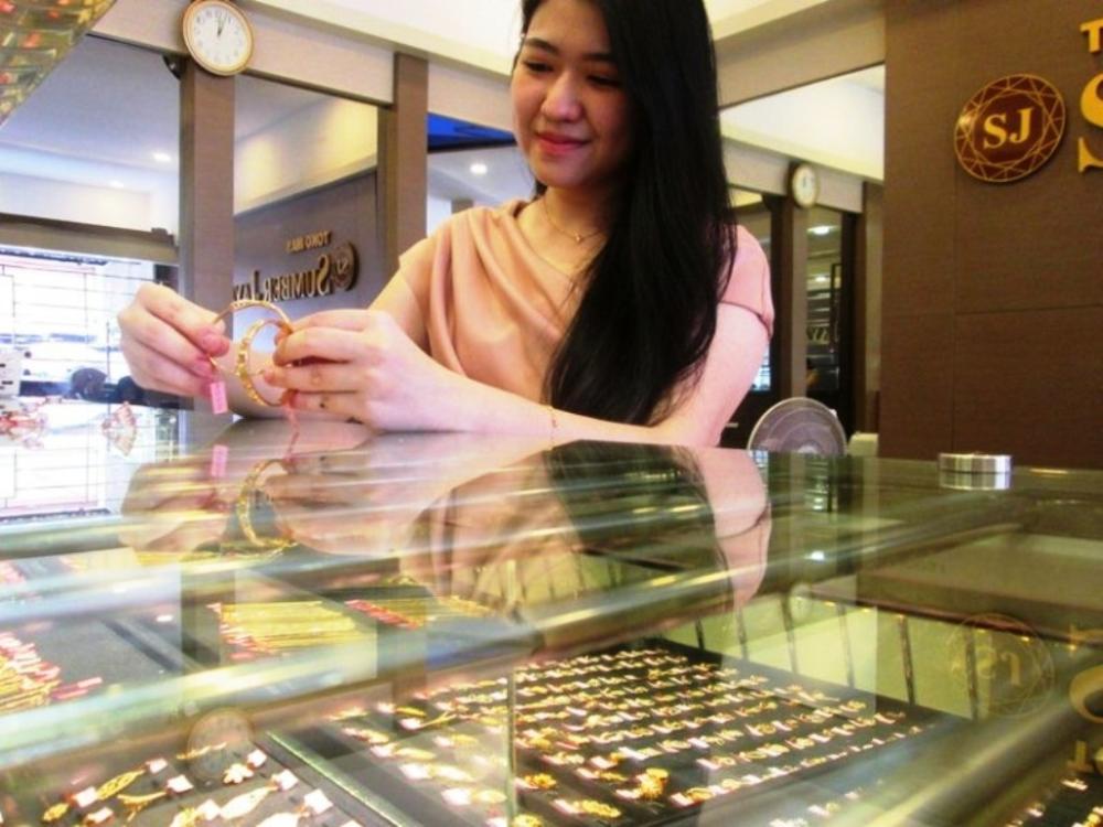 Harga Emas Turun, Sinyal Cemas Pasar Tak Padam