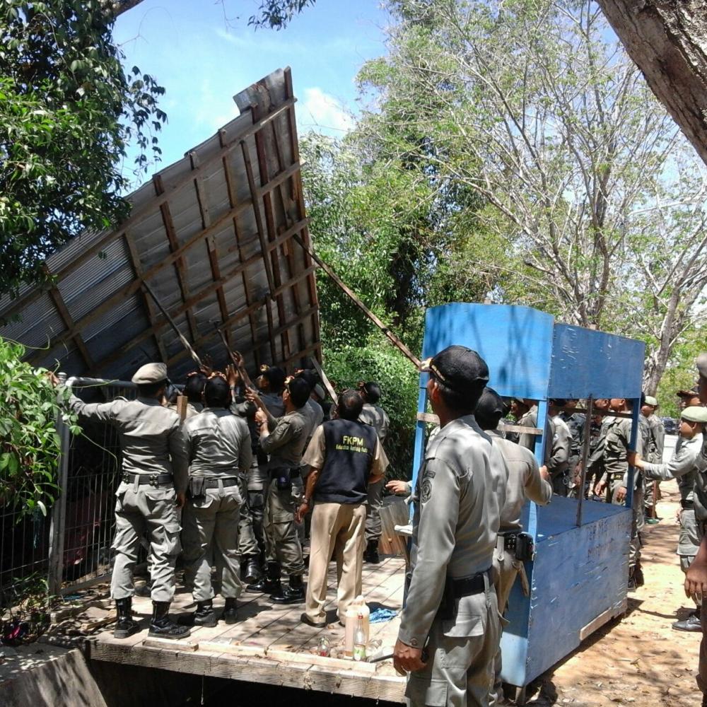 PULUHAN PERSONEL SATPOL PP KOTA BONTANG MELAKUKAN PENERTIBAN PKL