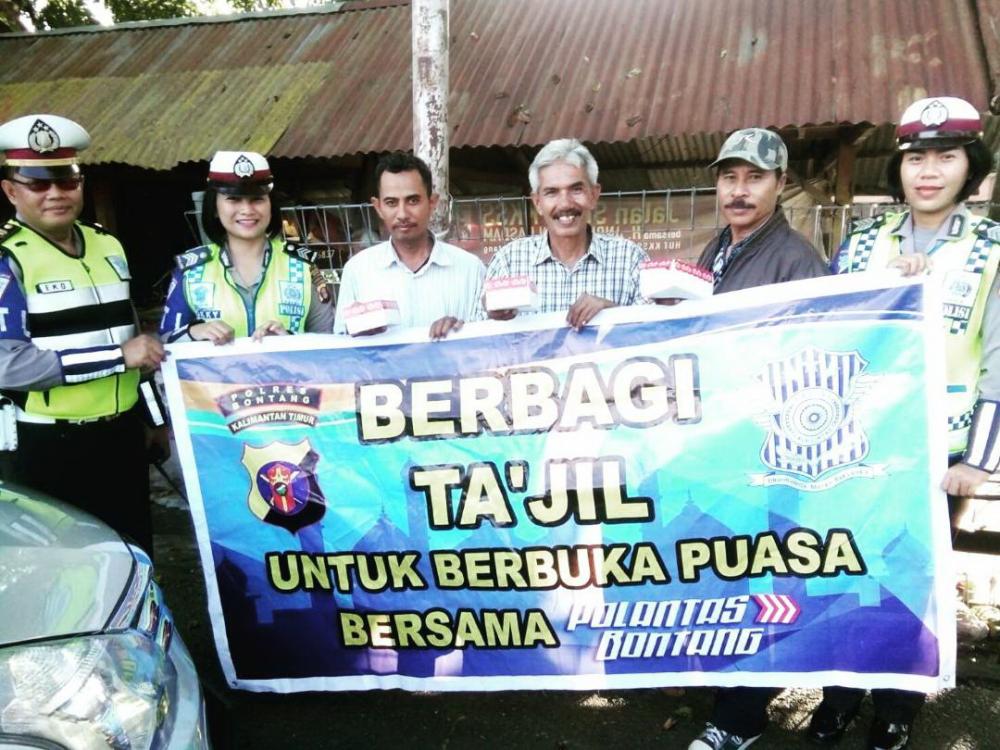 Polantas Bontang Patroli Sambil Bagi-Bagi Takjil