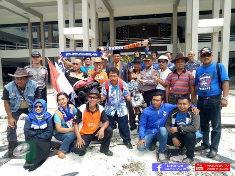 Kakek Penjelajah Nusantara Dengan Bersepeda, Buru Tanda Tangan Wawali Basri