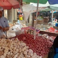 Meski Mata Perih dan Napas Sesak, Pedagang Pasar Pandansari Balikpapan Tetap Jualan