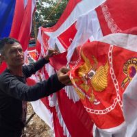 Biasanya Laris Jelang Agustus, Penjualan Bendera Merah Putih di Balikpapan Anjlok