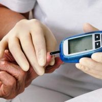 Dear Penderita Diabetes, Yuk Rutin Periksa Kaki dengan Cermin